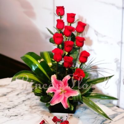 BASE CON 12 ROSAS EN ESCALERA RF007