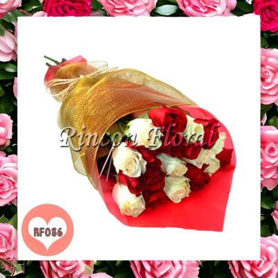 BOUQUET CON 24 ROSAS EN MALLA RF086