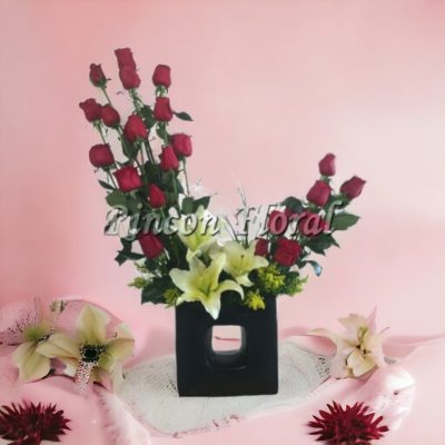 BASE CON 24 ROSAS ROJAS Y LILYS RF104