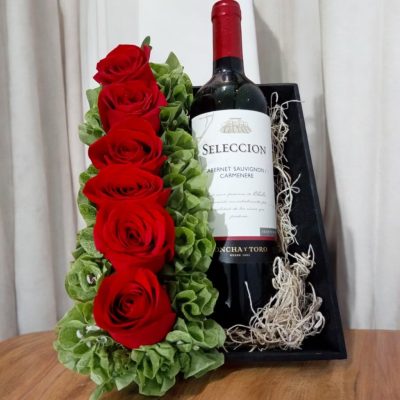 CAJA CANSTA CON 6 ROSAS Y BOTELLA DE VINO RF102