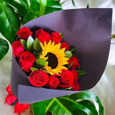 BOUQUET CON GIRASOL Y 12 ROSAS RF210