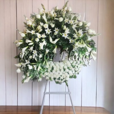 ARO FLORAL CON LILY Y ALCATRAZ EN BLANCO RF282