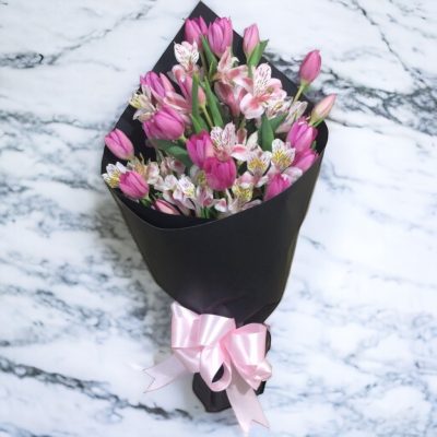 BOUQUET CON 20 TULIPANES Y ALSTROEMERIAS RF306