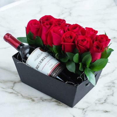 CANASTA CON 12 ROSAS Y BOTELLA DE VINO RF341