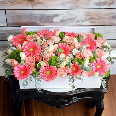 CAJA CON GERBERAS, ROSAS Y CLAVELES RF714