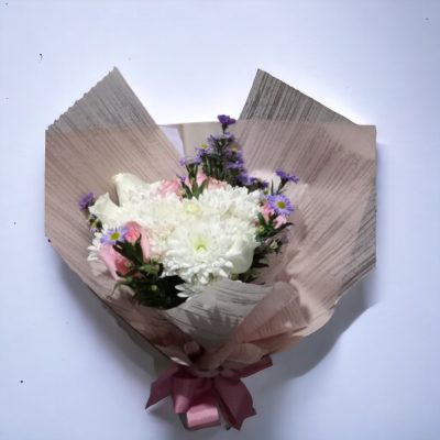 BOUQUET CON MARGARITAS Y ROSAS RF730