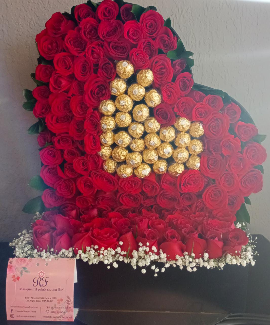 Caja de corazón con 10 Rosas y Bombones - La casa floral