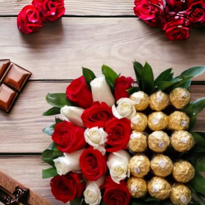 CAJA CUBO CON ROSAS Y FERREROS RF738