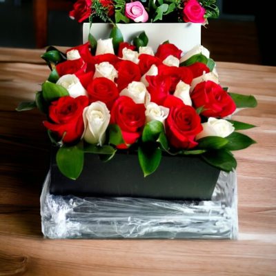 CAJA CUBO CON ROSAS BLANCAS Y ROJAS RF740