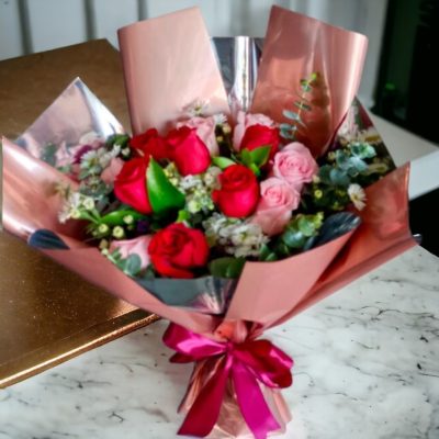 BOUQUET CON 12 ROSAS Y ASTHER RF754