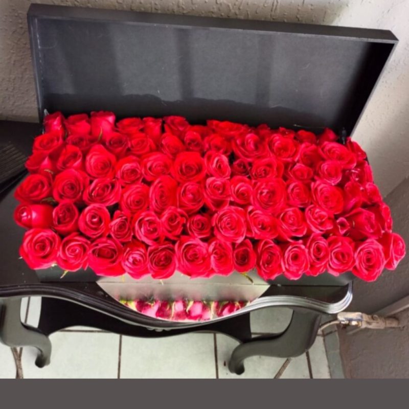 CAJA RECTANGULAR CON 80 ROSAS RF767