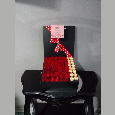 CAJA CUADRADA CON ROSAS Y FERREROS RF737