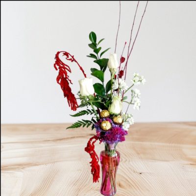 VIOLETERO CON 3 ROSAS BLANCAS Y 3 FERREROS  RF755