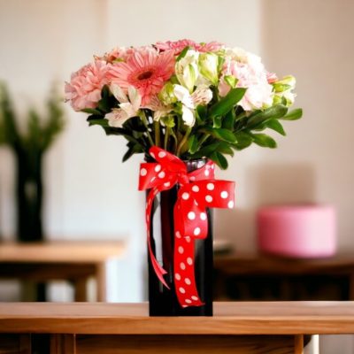 CILINDRO NEGRO CON CLAVELES Y GERBERAS RF782