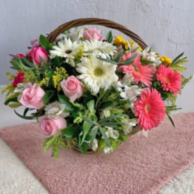 CANASTA PRIMAVERAL CON GERBERAS Y ROSAS RF841