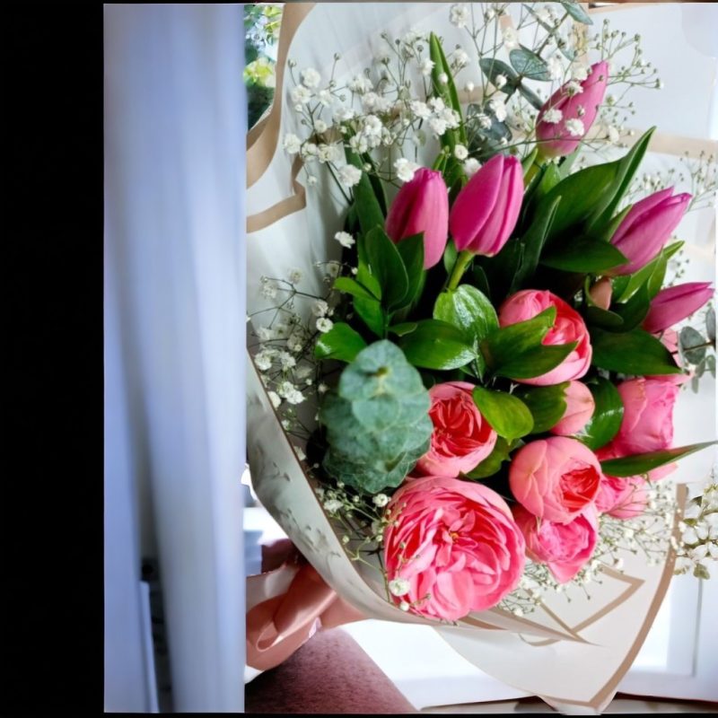 BOUQUET CON TULIPANES Y ROSAS INGLESAS RF479