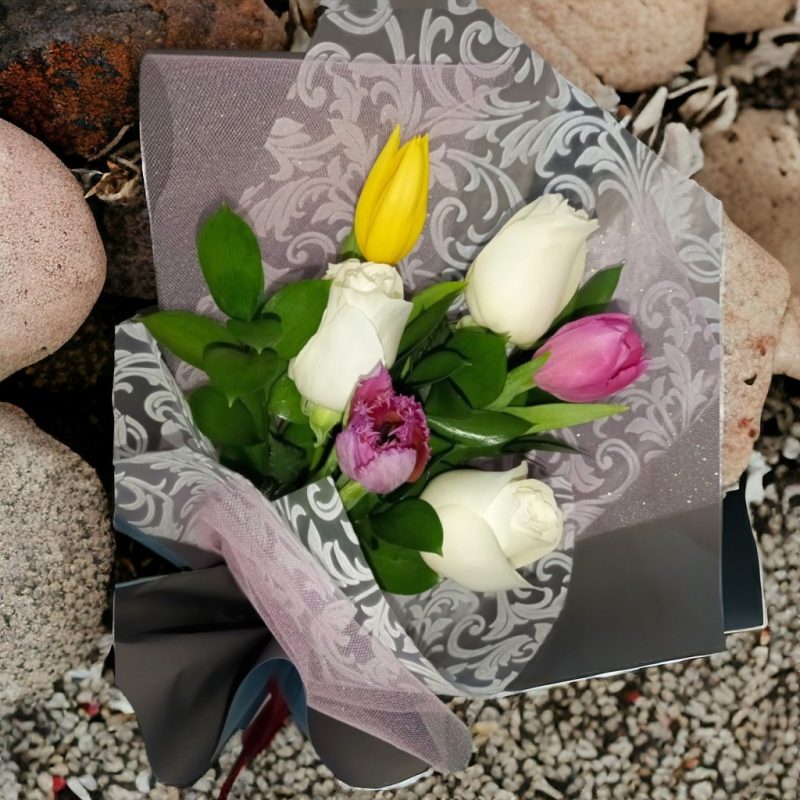 BOUQUET CON 3 TULIPANES Y 3 ROSAS BLANCAS RF457 - Imagen 2