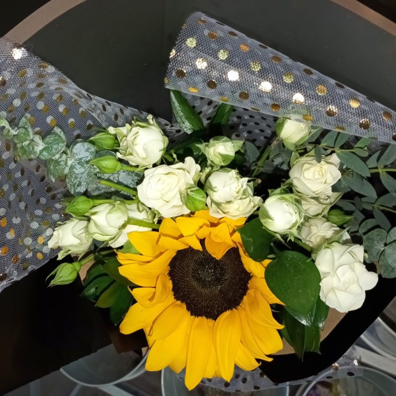 BOUQUET CON GIRASOL Y MINIROSAS RF467 - Imagen 2