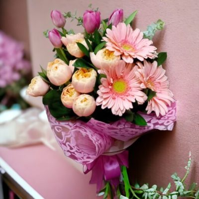 BOUQUET CON TULIPANES Y ROSAS INGLESAS RF427