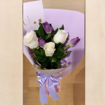 BOUQUET CON 3 TULIPANES Y 3 ROSAS BLANCAS RF457