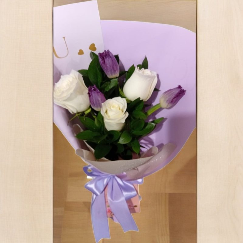 BOUQUET CON 3 TULIPANES Y 3 ROSAS BLANCAS RF457