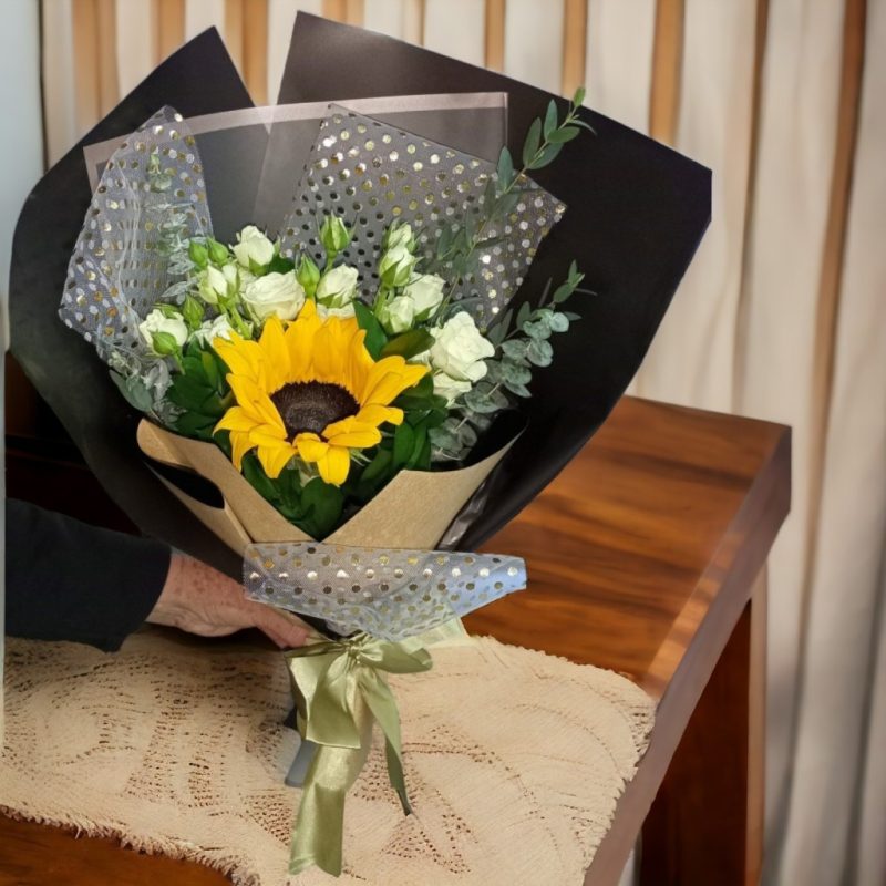 BOUQUET CON GIRASOL Y MINIROSAS RF467
