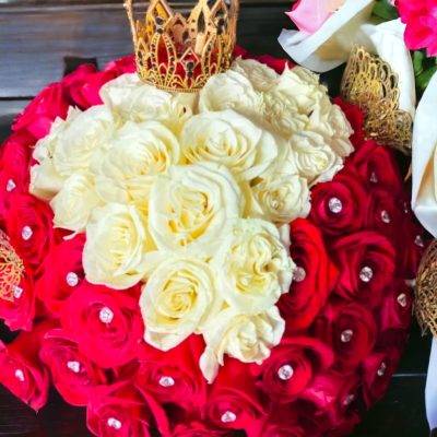 BOUQUET CORAZÓN DE ROSAS CON CORONA RFV45