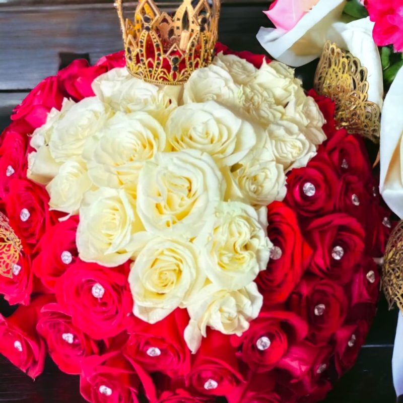 BOUQUET CORAZÓN DE ROSAS CON CORONA RFV45