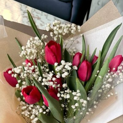 BOUQUET CON 10 TULIPANES Y NUBE RFV97