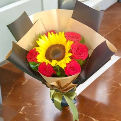 BOUQUET CON 6 ROSAS ROJAS Y GIRASOL RFV98