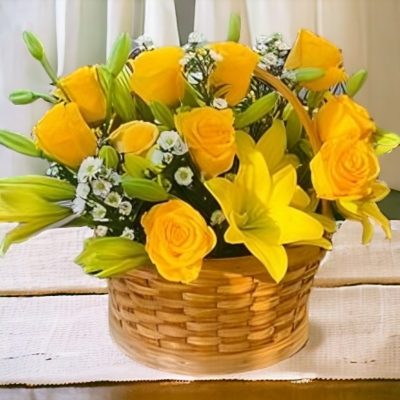 CANASTA CON ROSAS AMARILLAS Y LILYS AMARILLAS RFA044