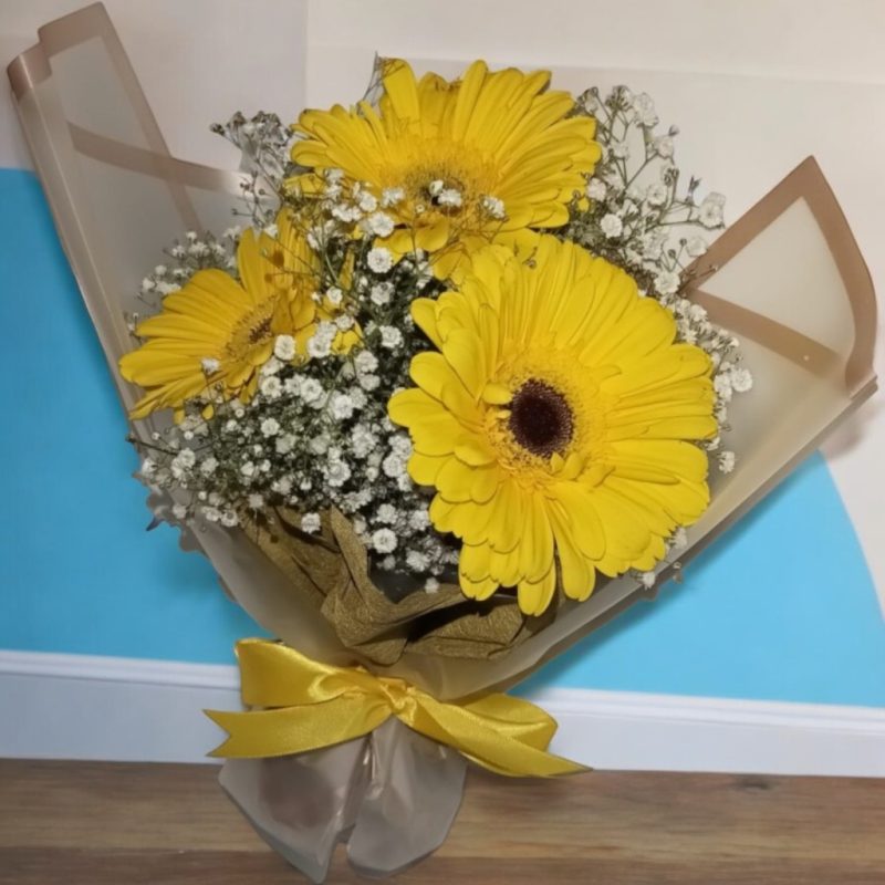 BOUQUET CON 3 GERBERAS AMARILLAS Y BABY BREATH RFA031
