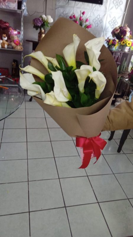 BOUQUET CON 12 ALCATRACES RF304 - Imagen 2