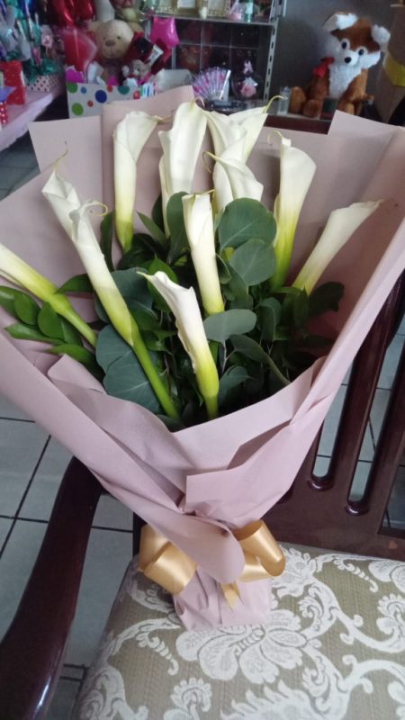 BOUQUET CON 12 ALCATRACES RF304 - Imagen 3