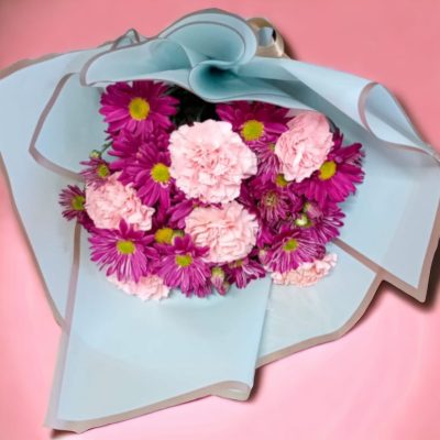 BOUQUET CON CLAVELES Y MARGARITAS RFM03