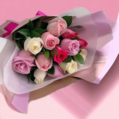 BOUQUET CON 12 ROSAS VARIADAS RF851