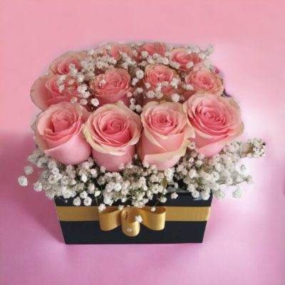 CAJA CUBO CON 12 ROSAS ROSAS RFM102