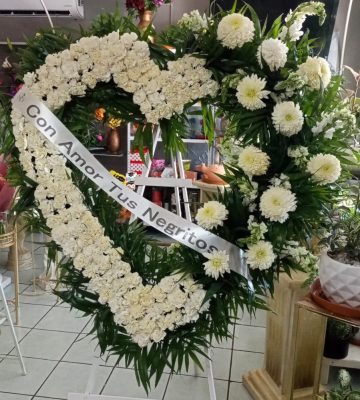 CORAZÓN GRANDE CON CLAVELES RF678