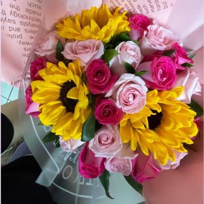 BOUQUET CON 3 GIRASOLES Y 20 ROSAS RF992