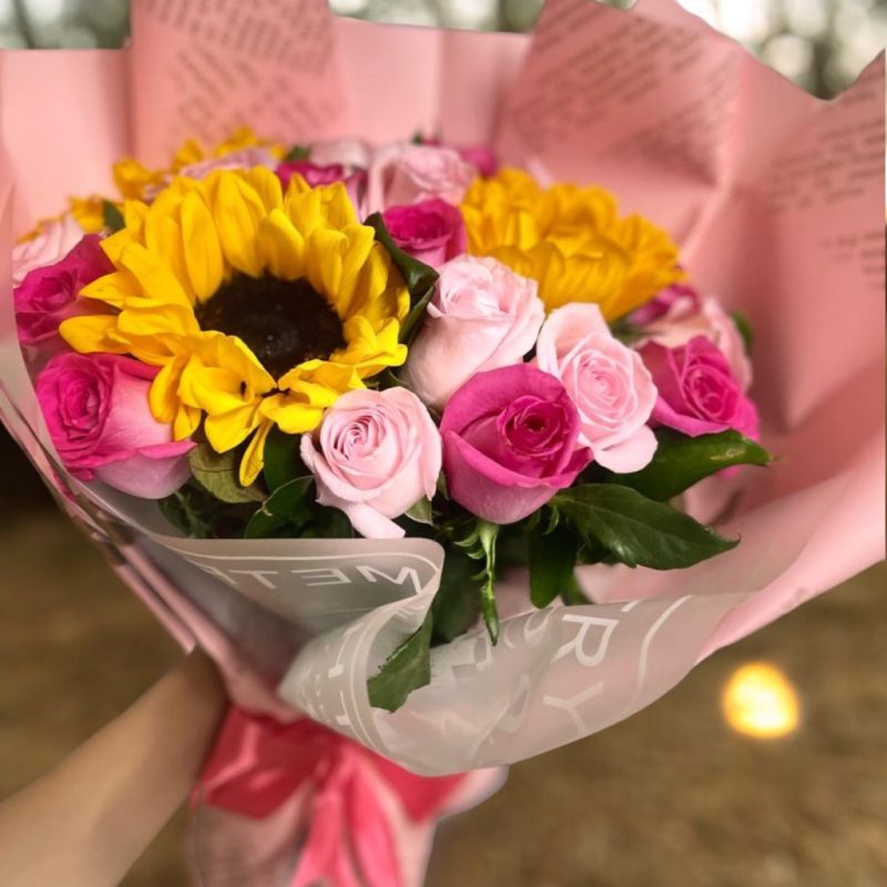 BOUQUET CON 3 GIRASOLES Y 20 ROSAS RF992 - Imagen 2