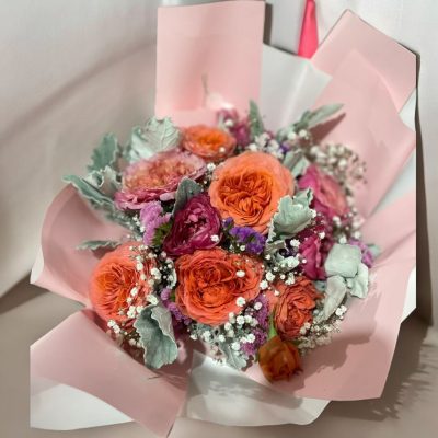 BOUQUET CON 10 ROSAS INGLESA Y FOLLAJE MIXTO RF883