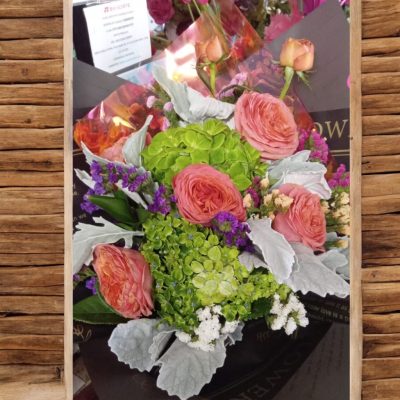BOUQUET CON HORTENSIA VERDE Y ROSA INGLESA  RF988