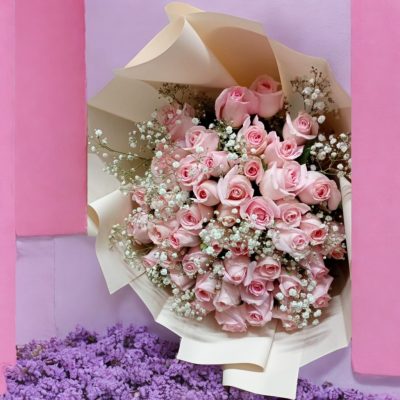 BOUQUET CON 50 ROSAS ROSAS Y BABY BREATH RF874