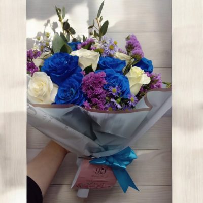 BOUQUET CON 6 ROSAS AZULES Y 6 BLANCAS RF977