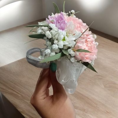 CORSAGE CON CLAVELES RF877