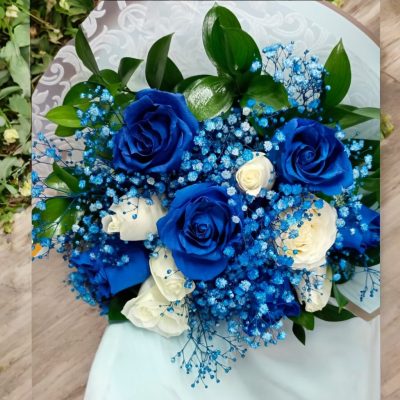 BOUQUET CON 12 ROSAS EN AZUL-BLANCO RF971