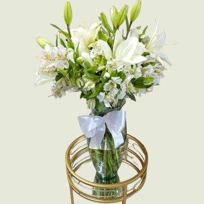JARRÓN CON LILYS Y ROSAS BLANCAS RF966