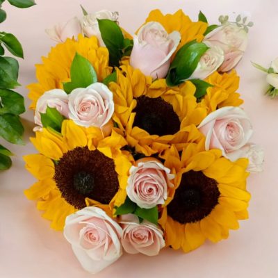 BOUQUET CON 12 ROSAS Y 6 GIRASOLES RF941