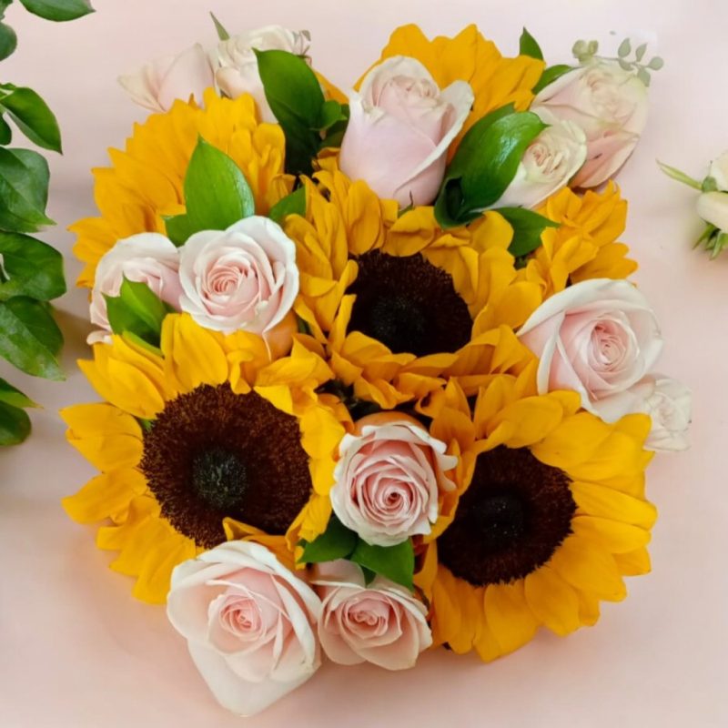 BOUQUET CON 12 ROSAS Y 6 GIRASOLES RF941