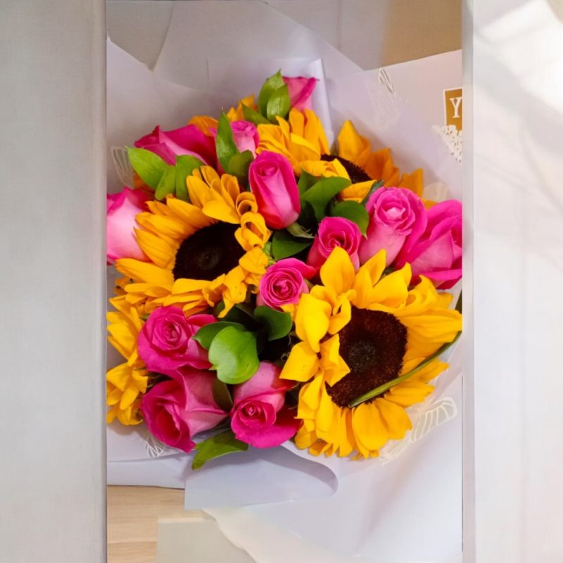 BOUQUET CON 12 ROSAS Y 6 GIRASOLES RF941 - Imagen 2